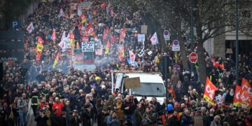 Fransa’da emeklilik reformu protestoları devam ediyor, Macron’un popülaritesi düşüyor