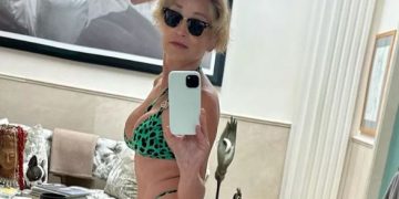 65’lik Sharon Stone’un bikinili pozu olay oldu, dikkatli gözler köpeği Haydut’u da kaçırmadı! Pekala siz görebilecek misiniz?
