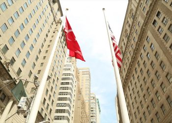 Dünyaca ünlü finans merkezi Wall Street’te Türk bayrağı göndere çekildi