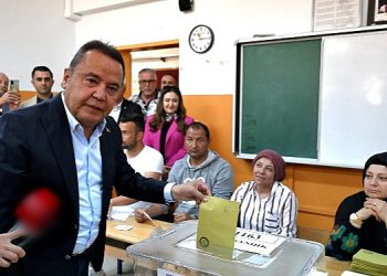 Antalya Büyükşehir Belediye Lideri Muhittin Böcek Oyunu Kullandı