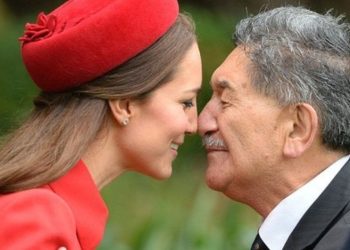 Beşerler dünyanın her yerinde farklı biçimlerde selamlaşıyor… İşte ülkelerin selamlaşma halleri