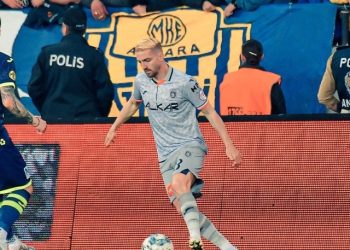 Caner Erkin yeni saç rengiyle lisanlara düştü! Herkes tıpkı yorumu yapıyor