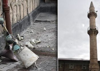 Cuma namazı sırasında cami minaresine yıldırım isabet etti