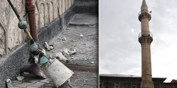 Cuma namazı sırasında cami minaresine yıldırım isabet etti