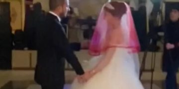 Duvağın üzerinden öpmeye çalışan damadın, gelini kızdırdığı anlar viral oldu