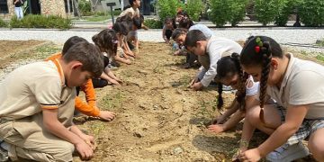 Efes Selçuklu Çocuklar Fideleri Toprakla Buluşturuyor