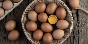 Eski Tanımlardan Mucize Yumurta Yağı Nasıl Yapılır ve Nerelerde Kullanılır? Saç Düzleştirme, Cilt Lekeleri İçin Birebir…