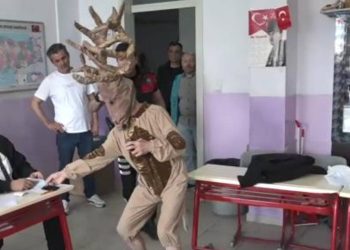 Geyik kostümüyle oy kullanmaya geldi,  görenler şaştı kaldı