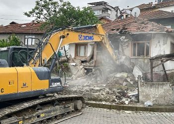 Hasarlı ve metruk yapıların yıkımı sürüyor