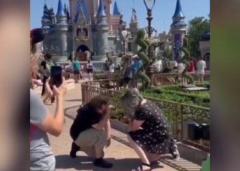 İki sevgilinin, birbirlerine tıpkı anda sürpriz evlilik teklifi yaptığı an kamerada