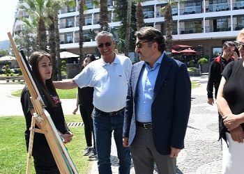 Lider Topaloğlu fotoğraf standına katıldı