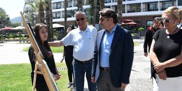 Lider Topaloğlu fotoğraf standına katıldı