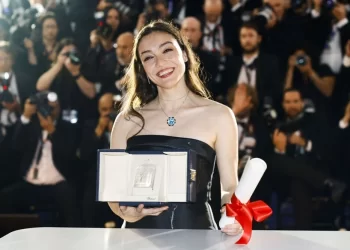 Merve Dizdar: Umut Etmekten Vazgeçmeyen Tüm Kız Kardeşlerime…