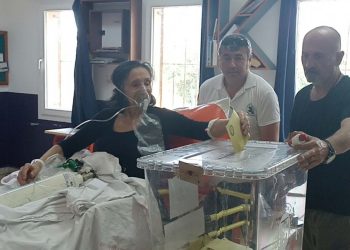 Oksijen tüpü ve sedye ile getirildi, oyunu bu türlü kullandı