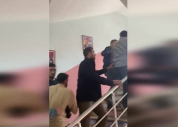 Oy kullanacağı okulda slogan attı, gerginlik çıktı