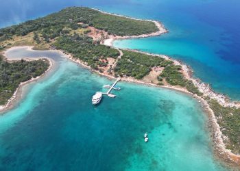 Türkiye’de Cennet: Bu Plajda Havlu Sermek, Terlikle Girmek Yasak!