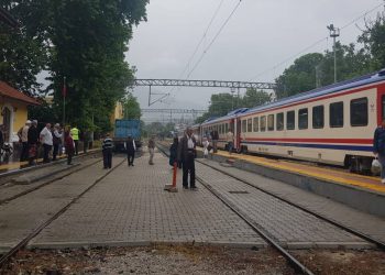 Yüksek tansiyon sınırı ziyan gördü, trenle oy kullanmaya gidenler yolda kaldı