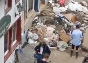 Almanya’da sel felaketinde üzerine çamur süren muhabir özür diledi: Pak kıyafetlerle olmaktan utanmıştım