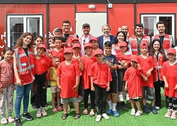 Aras Bulut İynemli, Türkiye Vodafone Vakfı “Yarını Kodlayanlar” Projesi İçin Kahramanmaraş’ta Çocuklarla Buluştu