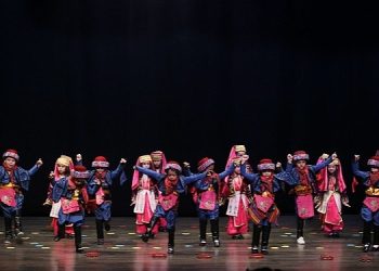 Aydın Büyükşehir Belediyesi, eğitimde öncü rol oynayan Çocuk Gelişim Merkezleriyle minik mezunlarını gururla uğurladı