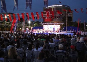 Aydın Büyükşehir Belediyesi kursiyerlerinden oluşan ritim kümesi Aydınlılara doyumsuz bir gece yaşattı