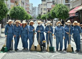 Bayan süpürgeciler Yenişehir’e toz kondurmayacak