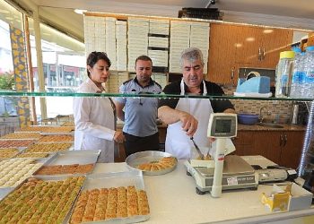 Bayraklı Zabıtası besin kontrolü yaptı