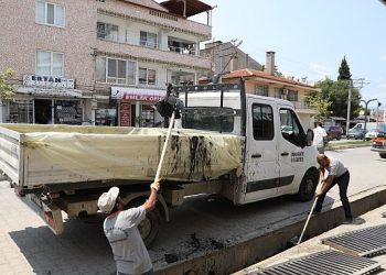 Burhaniye’de mazgal ve kanal paklığı devam ediyor 