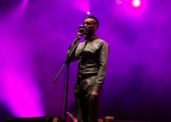 Cem Adrian’dan His Yüklü Bir Sahne Performansı