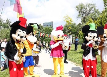 Çocuklara şenlik havasında karne armağanı