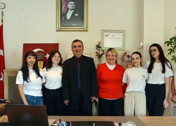 Egeli genç iletişimciler “Patini Uzat” diyerek can dostları sevindirmeyi sürdürüyor