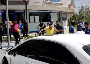 Eşi Kaza Yaptı, ‘Arabam Gitti’ Diye Tamponu Tekmeledi