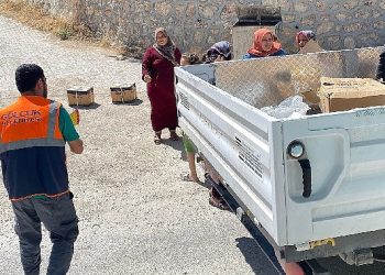 Gölcük Belediyesi Sarsıntı bölgesinde yardımlarını sürdürüyor