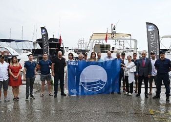 Kemer’de 4 tekneye mavi bayrak dokümanı verildi