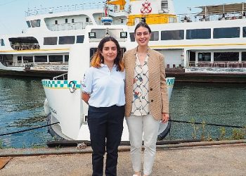 Kent Çizgileri tarihinin birinci bayan kaptanı Deniz Taksi’nin dümeninde