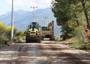 Kumluca’da Erentepe küme yolunda asfalt öncesi hazırlık
