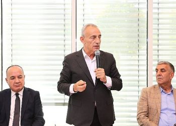 Lider Çebi, belediye çalışanıyla bayramlaştı