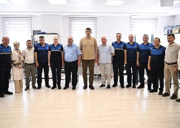 Lider Kocaman grubuyla bayramlaştı