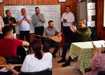 Lider Soner Çetin kursiyerlerle türkü söyledi