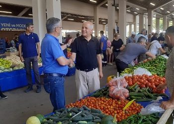 Lider Topaloğlu pazar esnafıyla bir ortaya geldi