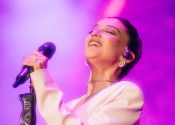 Melike Şahin Göz Alıcı Bir Geceye İmza Attı