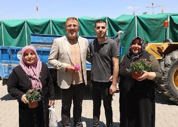 Mezarlıklarda vatandaşlara karanfil dağıtıldı