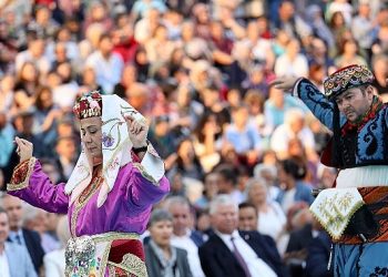 Milletlerarası Bergama Kermes Şenliği’ne süper açılış