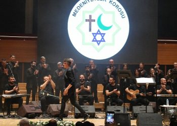 Müzikler depremzedeler için söylendi