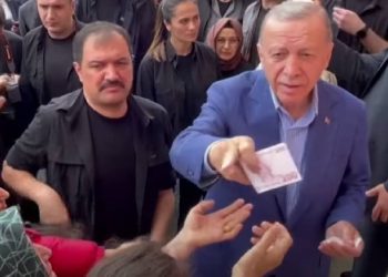 Oyunu Kullanıp Seçmene Para Dağıttı… Erdoğan’ın Dağıttığı 200 TL Dünya Basınını Sarstı
