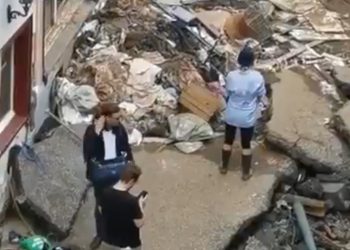 Paklık yapmış üzere görünmek için üzerine çamur sürdü: Alman gazeteci imajlar ortaya çıkınca işten kovuldu