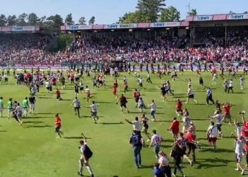 Şampiyon olduklarını sanıp alana inen taraftarı son dakika golü yıktı