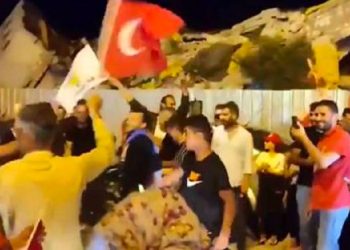 Sarsıntı bölgesinde dikkat çeken seçim kutlaması! Yıkılan binaların enkazı ortasında halay çektiler