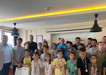 Seferihisar Belediyesi, okulların kapanmasıyla Teos Yaratıcı Muharrirler Konutu’nda “Yaza Merhaba Satranç Turnuvası” düzenledi.