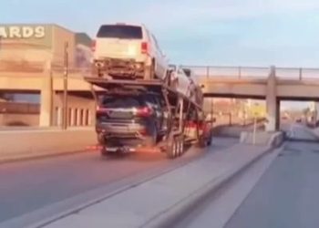 Sıfır araçları taşıyan cazibeli köprüye takılınca…